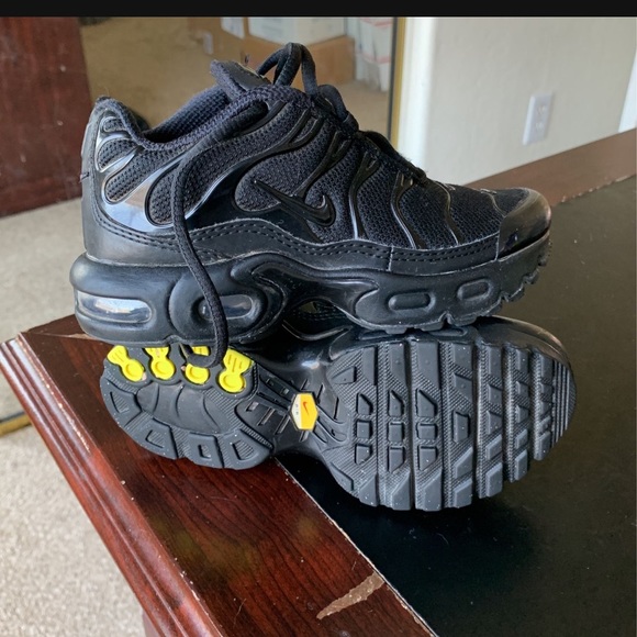 Black almost new Nike Air Max plus shoes. - Picture 1 of 3
